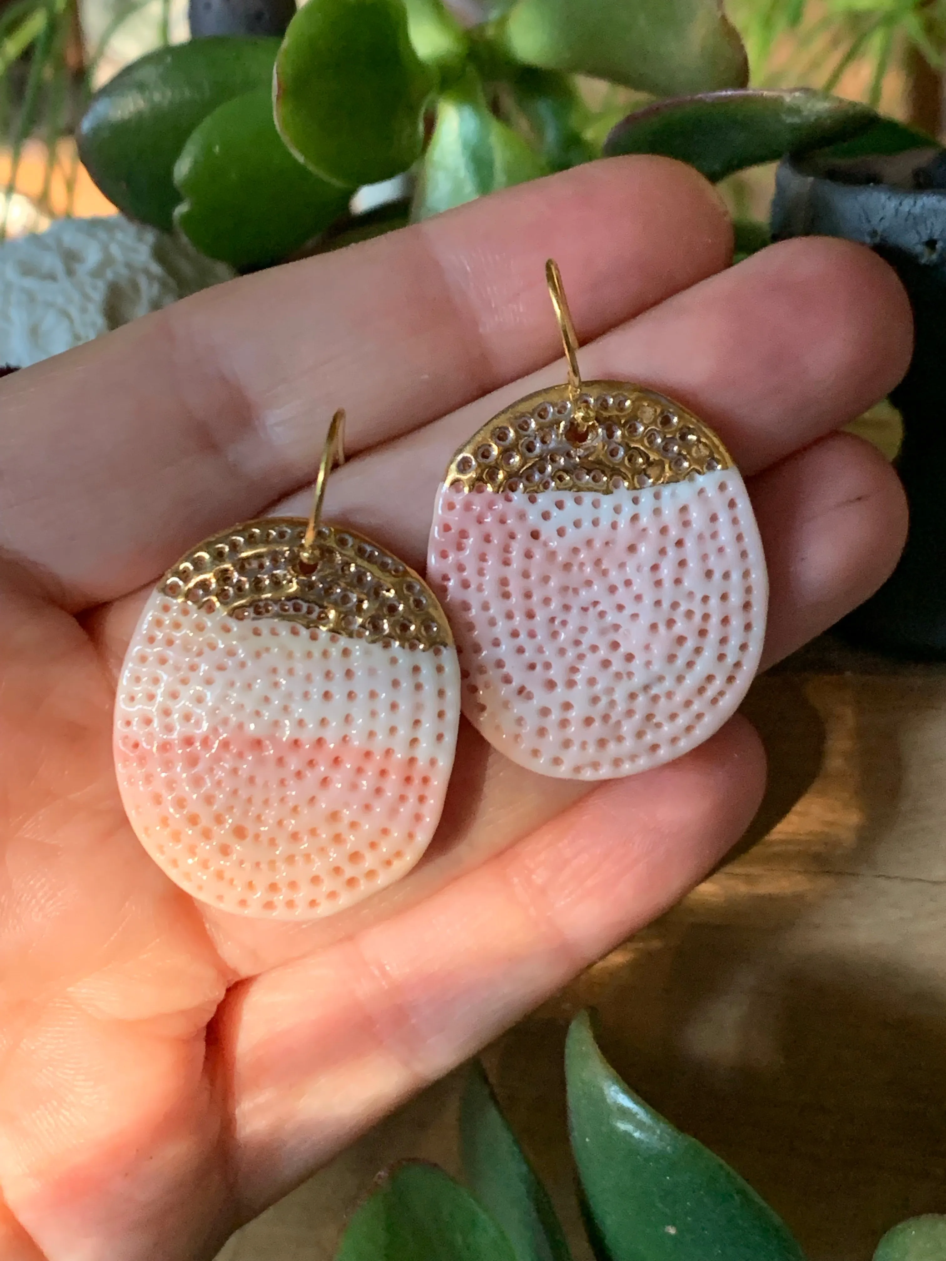 One pair of marbled colour porcelain earrings